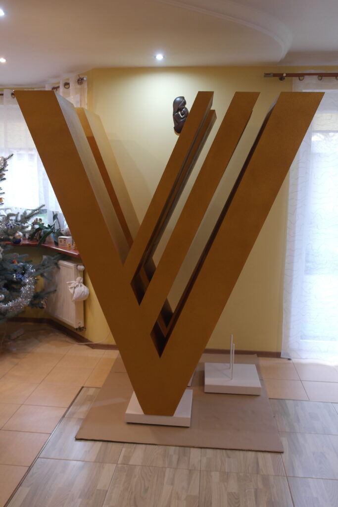 Reklama przestrzenna firmowa na stojaku ze styropianu, gigantyczne logo